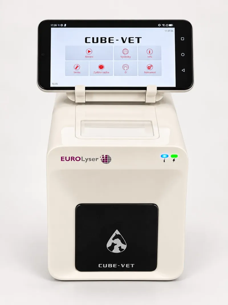Stolní PCR analyzátor Eurolyser Cube-Vet s připojeným telefonem na bílém pozadí